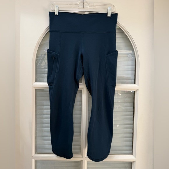 💙 Athleta Navy Athletic Capri Pants. - Picture 6 of 10